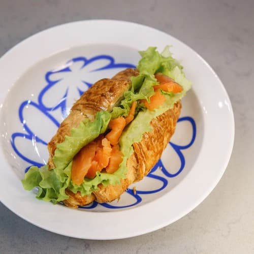 Круассан с красной рыбой