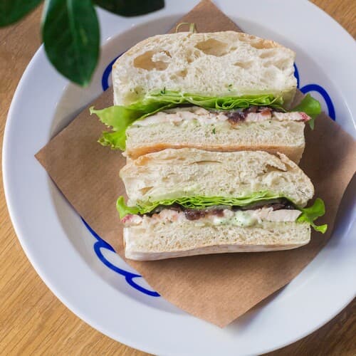 Cэндвич с цыпленком и луковым мармеладом